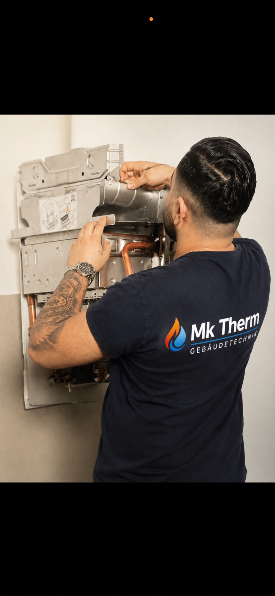 MK therm Techniker bei der Arbeit an einer Gastherme
